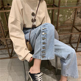 Pantalones vaqueros rectos con botones azules y estética vintage